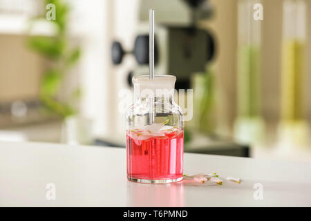 Ballon avec pétales sur table in laboratory Banque D'Images