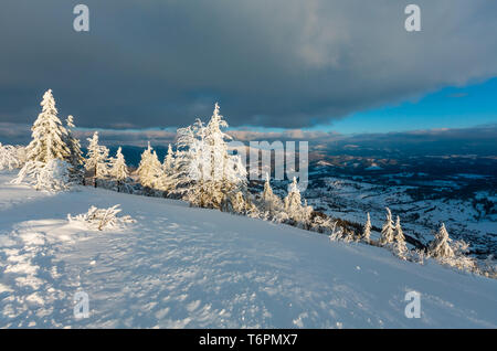 Soirée d'hiver paysage de neige en montagne Banque D'Images