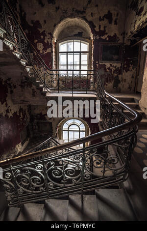 Escalier en décomposition dans une maison abandonnée Banque D'Images