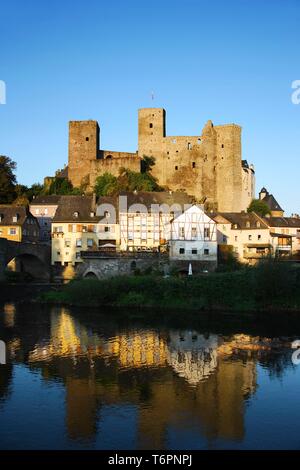 Château médiéval de Runkel an der Lahn se reflète dans la rivière Lahn au lever du soleil, Runkel, Hesse, Germany, Europe Banque D'Images