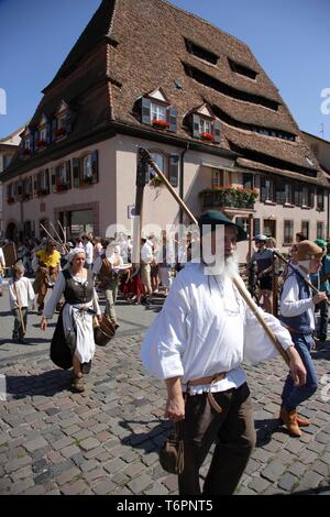 Parade médiévale à Wissembourg, Alsace, France, Europe Banque D'Images