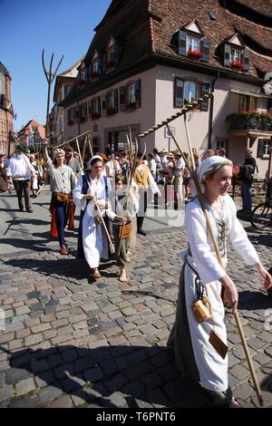 Parade médiévale à Wissembourg, Alsace, France, Europe Banque D'Images