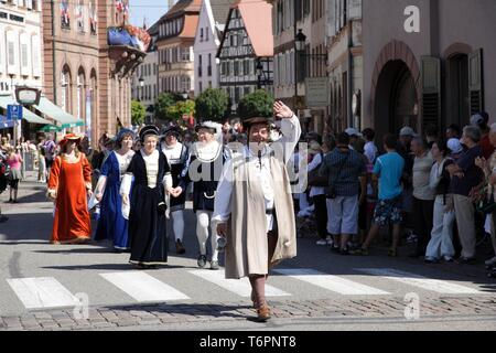 Parade médiévale à Wissembourg, Alsace, France, Europe Banque D'Images