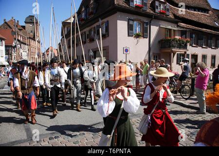 Parade médiévale à Wissembourg, Alsace, France, Europe Banque D'Images