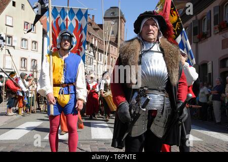 Parade médiévale à Wissembourg, Alsace, France, Europe Banque D'Images