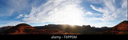 Lever de soleil sur les roches rouges de Sedona, un centre spirituel et ésotérique, Sedona, Arizona, USA Banque D'Images