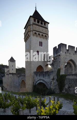 Pont médiéval Pont Valentre à travers la rivière Lot à Cahors, Midi-Pyrénées, France, Europe Banque D'Images