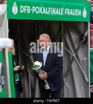 Cologne, Allemagne mai1 2019 Les femmes, la finale de la coupe de football, VFL Wolfsburg vs SC Freiburg : Horst Hrubesch avec trophée. Règlement DFB INTERDIRE TOUTE UTILISATION DES Banque D'Images