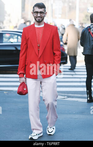 Milan, Italie - 22 Février 2019 : Street style - porte-parole de la mode Simone Marchetti portant un sac Prada avant un défilé de mode pendant la Fashion Week de Milan - Banque D'Images