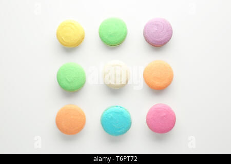 Délicieux macarons colorés sur fond blanc, télévision lay Banque D'Images