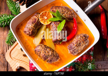 Roulades de boeuf hivernal avec prune et de farce et de concombre bacon Banque D'Images