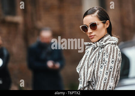 Milan, Italie - 23 Février 2019 : Street style - fille avec un look élégant posant devant un défilé de mode pendant la Fashion Week de Milan - MFWFW19 Banque D'Images