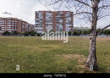 Bâtiment résidentiel sur la rivière Manzanares à Madrid, Espagne, vue depuis Madrid Rio Park Banque D'Images