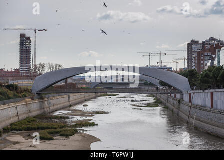 Puente del Invernadero près de Puente de Matadero - passerelles double pont de l'abattoir et à effet de zone Rio Madrid à Madrid, Espagne Banque D'Images