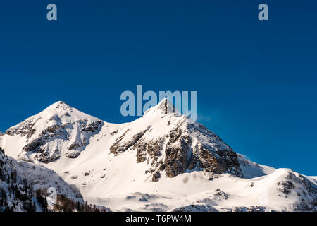 Soufflage de la neige sur les sommets des montagnes près de Obertauern, Autriche Banque D'Images