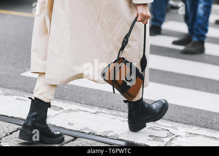 Milan, Italie - Février 23, 2019 - Street Style : sac à main Prada détail avant un défilé de mode pendant la Fashion Week de Milan - MFWFW19 Banque D'Images