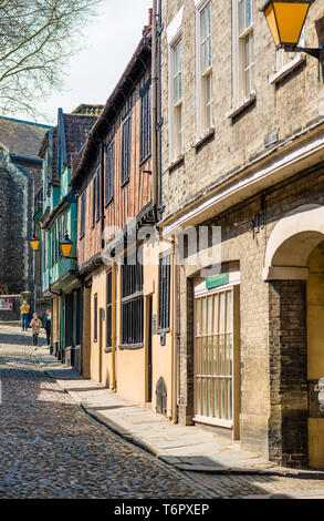 Rue Pavée et boutiques de la cité médiévale de la rue Elm Hill dans le centre-ville de Norwich, Norfolk, East Anglia, Angleterre, Royaume-Uni. Banque D'Images