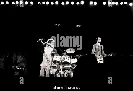 ROTTERDAM, Pays-Bas - le 27 octobre : Roger Daltrey, Keith Moon et Pete Townshend du Whoon stageduring un concert à Ahoy à Rotterdam, Pays-Bas le 27 octobre 1975. (Photo de Gijsbert Hanekroot) Banque D'Images