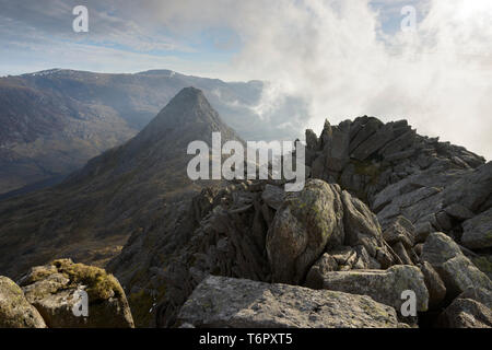 Tryfan, vu du haut de la crête hérissée sur Glyder Fach, Snowdonia. Banque D'Images