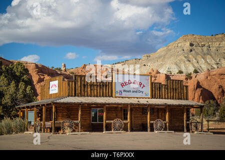 Parc d'état de Kodachrome Basin, UT, USA - 25 mars 2018 : la terre rouge laver et sécher le long de la boutique préserver park Banque D'Images