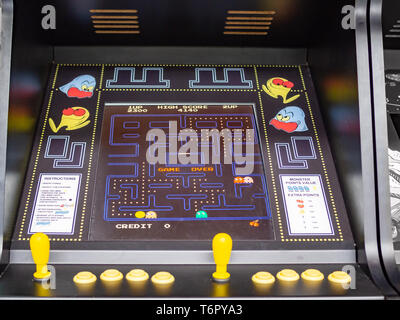 TERRASSA, ESPAGNE-19 mars 2019 : l'écran et les contrôles d'arcade Pac-Man/coin-op machine dans le Musée National des Sciences et de la technologie de la Catalogne Banque D'Images