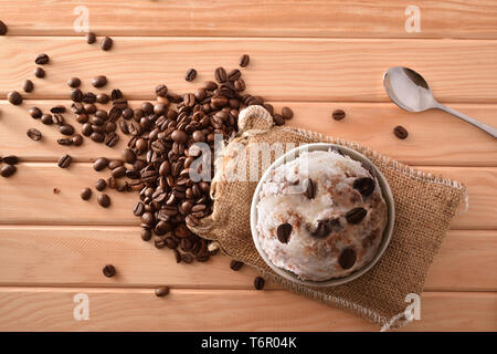 Glace au café tasse décorée de grains et gaufre sur sac en tissu sur une table en bois. Composition horizontale. Vue d'en haut. Banque D'Images