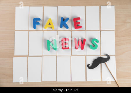 Mots FAKE NEWS faite avec des lettres sur les cartes papier couleur Banque D'Images