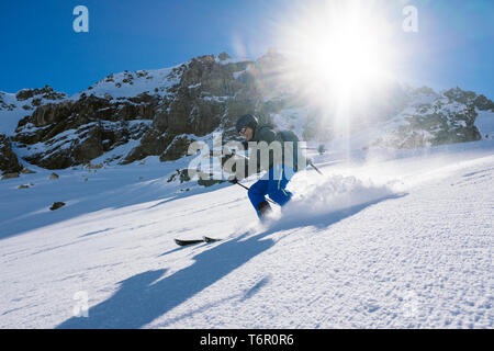 Homme d'âge moyen en Suisse ski tour Banque D'Images