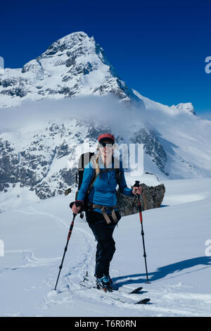 Femme blonde en Suisse ski tour Banque D'Images
