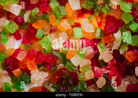 De fruits confits multicolores sur full frame close-up. Tutti-Frutti, servi dans un bol, selective focus. Banque D'Images