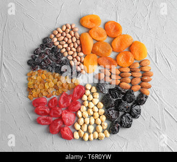 Différents types de fruits secs sur la table Banque D'Images