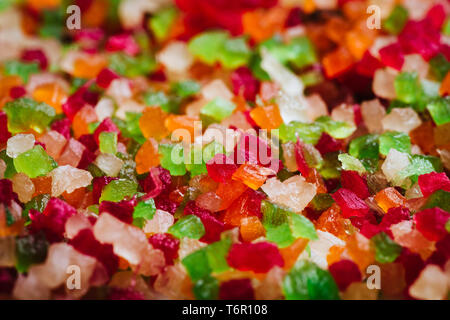 De fruits confits multicolores sur full frame close-up. Tutti-Frutti, servi dans un bol, selective focus. Banque D'Images