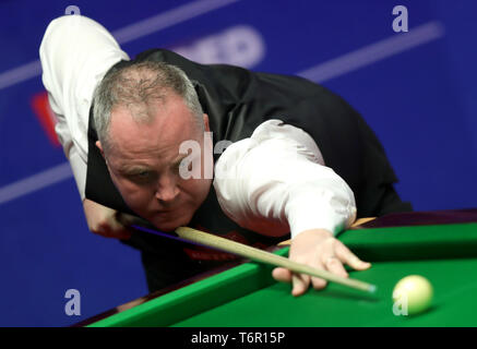 John Higgins en action contre David Gilbert pendant treize jours du championnat du monde 2019 Betfred au creuset, Sheffield. Banque D'Images