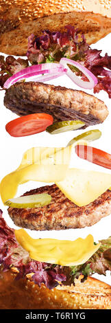 Frais et juteux burger classique avec des ingrédients sur fond blanc Banque D'Images