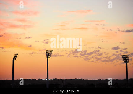 Projecteurs découpé sur une orange, Ciel de coucher du soleil. Un paysage tranquille, Perth, Australie occidentale. Banque D'Images