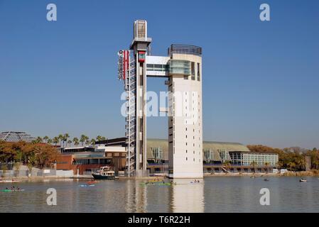 La Torre Schindler sur la rivière Guadalquivir à Séville, Espagne, le 3 avril 2019. Banque D'Images