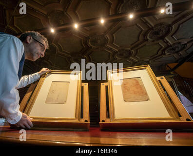 Martin Clayton, chef des dessins et estampes, Royal Collection Trust avec un dessin qui a été récemment confirmé comme un portrait de Léonard de Vinci et fait partie de la collection Royale au château de Windsor qui est à afficher dans l'été au palais de Buckingham. Banque D'Images