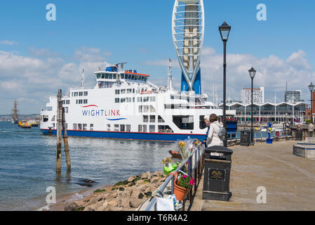 Wightlink et voiture de passagers venant au port dans le port de Portsmouth au vieux Portsmouth, Hampshire, England, UK. Banque D'Images