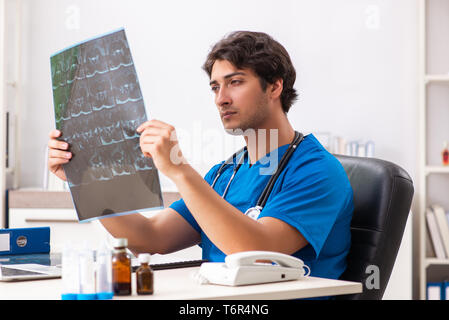 Homme médecin radiologue avec x-ray peut de droit Banque D'Images