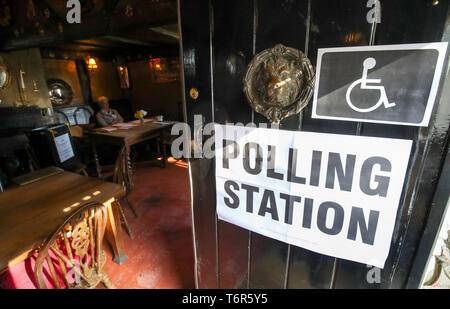 Une vue à l'intérieur d'un bureau de vote à l'Auberge du Cheval Blanc à Priors Dean, Hampshire, aussi connu par les locaux comme la 'Pub avec pas de nom', en tant qu'électeurs dirigé aux urnes pour les élections municipales et du conseil à travers l'Angleterre et d'Irlande du Nord. Banque D'Images