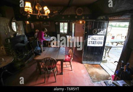 Une vue à l'intérieur d'un bureau de vote à l'Auberge du Cheval Blanc à Priors Dean, Hampshire, aussi connu par les locaux comme la 'Pub avec pas de nom', en tant qu'électeurs dirigé aux urnes pour les élections municipales et du conseil à travers l'Angleterre et d'Irlande du Nord. Banque D'Images