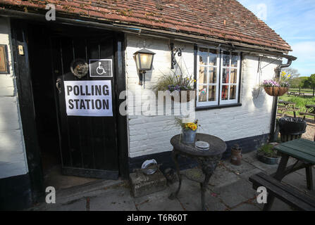 Vue générale du bureau de vote à l'Auberge du Cheval Blanc à Priors Dean, Hampshire, aussi connu par les locaux comme la 'Pub avec pas de nom', en tant qu'électeurs dirigé aux urnes pour les élections municipales et du conseil à travers l'Angleterre et d'Irlande du Nord. Banque D'Images