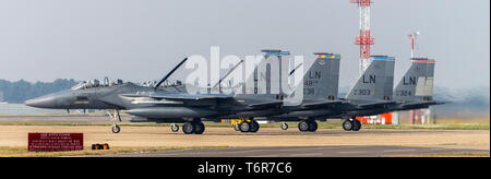 Quatre Mcdonnall Douglas F-15's du 48FW à RAF Lakenheath attendre des instructions. Banque D'Images