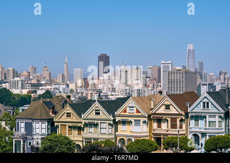 Les maisons de style victorien à San Francisco Banque D'Images