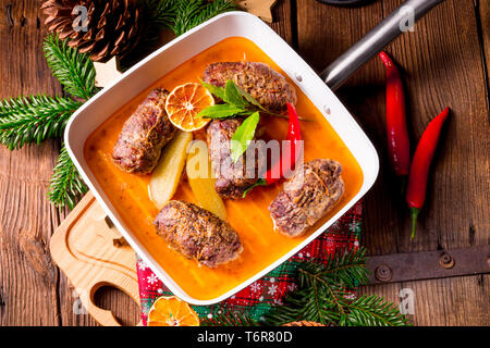 Roulades de boeuf hivernal avec prune et de farce et de concombre bacon Banque D'Images