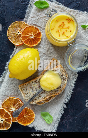 Crème de citron dans un bocal en verre. Banque D'Images