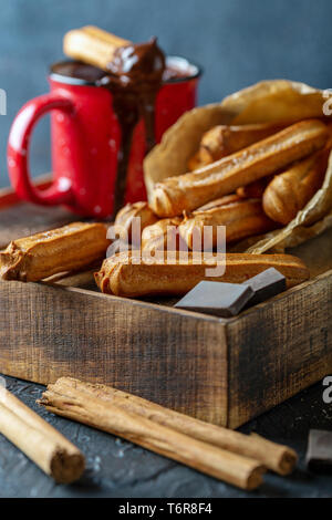 Churros avec du chocolat chaud. Banque D'Images