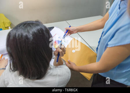 Vue arrière d'employés de bureau discuter à propos du rapport financier Banque D'Images