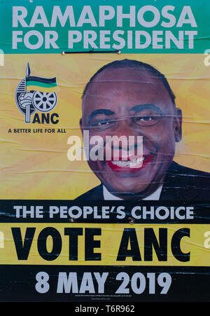 Cette élection générale de l'ANC 2019 poster à Durban avait passants à glousser Président Cyril Ramaphosa's extreme makeover par certains rue inconnue joker. Banque D'Images