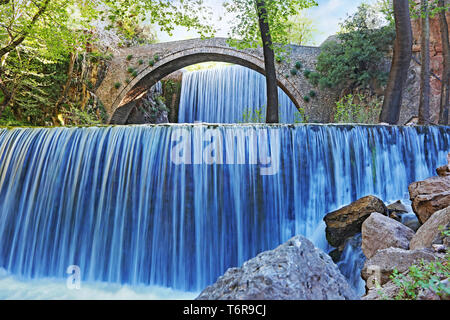 Cascades de double Palaiokaria à Trikala Thessalie Grèce - pont en arc de pierre entre les deux chutes d'eau - photos à longue exposition Banque D'Images